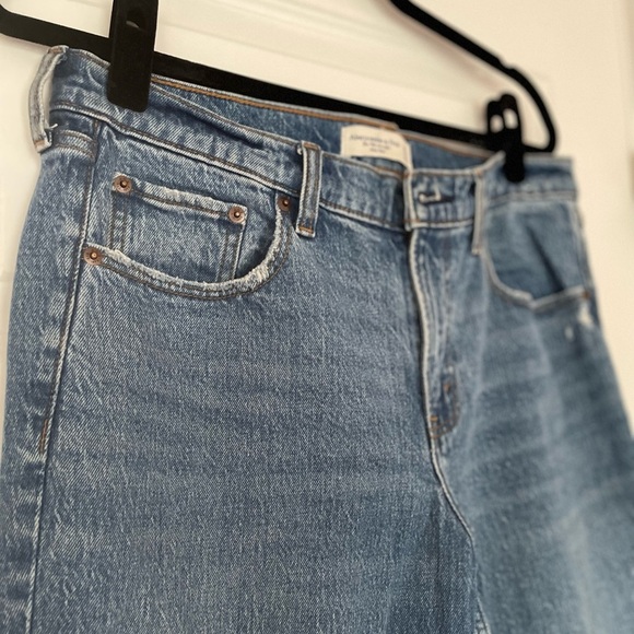 Abercrombie & Fitch 90s Straight Mid Rise Jeans, Distressed, Size 30/10R - Picture 5 of 6
